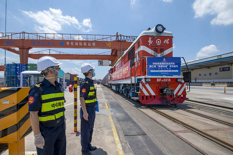 2022年6月29日，浙江金華，中老鐵路國際貨運列車浙江號“鐵路快通”首趟專列經(jīng)海關(guān)監(jiān)管后，從浙江省鐵路金華南站鳴笛啟程，經(jīng)磨憨口岸駛向老撾萬象。