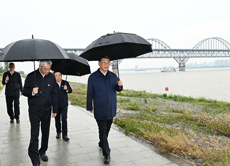 2023年10月10日，習(xí)近平總書(shū)記在江西長(zhǎng)江國(guó)家文化公園九江城區(qū)段冒雨考察。