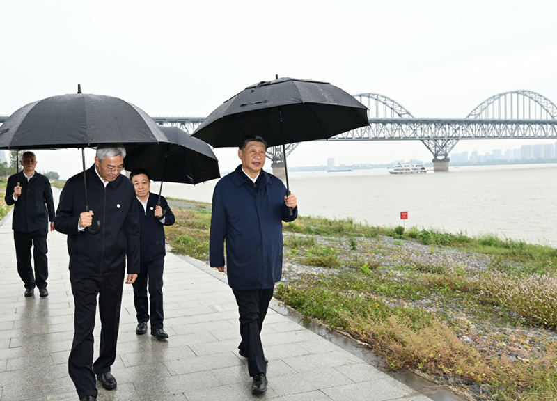 2023年10月10日，習(xí)近平在長(zhǎng)江國家文化公園九江城區(qū)段考察時(shí)，冒雨沿江堤步行察看沿岸風(fēng)貌。