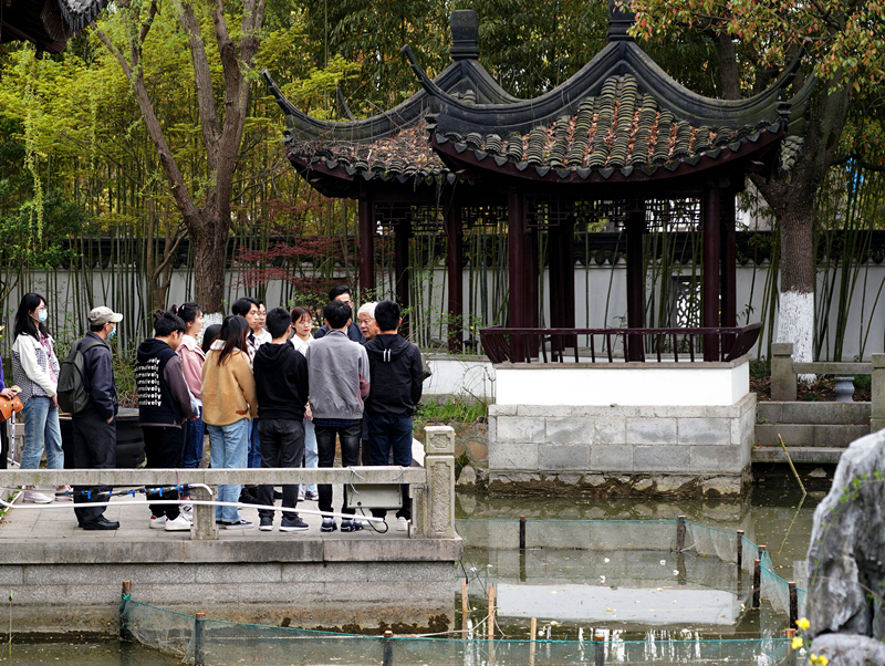 2021年3月30日，在上海交通大學(xué)南蘇園的“微型洱?！迸?，孔海南教授為學(xué)生們打造“沉浸式”思政課。