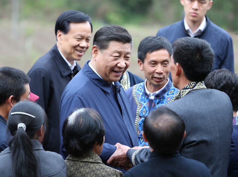 2019年4月15日至17日，中共中央總書記、國家主席、中央軍委主席習近平在重慶考察，并主持召開解決“兩不愁三保障”突出問題座談會。這是4月15日下午，習近平在石柱土家族自治縣中益鄉(xiāng)華溪村同村民親切交流。新華社記者 丁海濤 攝