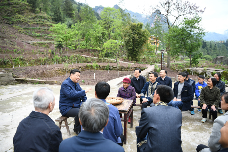 2019年4月15日至17日，中共中央總書記、國家主席、中央軍委主席習近平在重慶考察，并主持召開解決“兩不愁三保障”突出問題座談會。這是4月15日下午，習近平在石柱土家族自治縣中益鄉(xiāng)華溪村同村民代表、基層干部、扶貧干部、鄉(xiāng)村醫(yī)生等圍坐在一起，共話脫貧攻堅。新華社記者 謝環(huán)馳 攝