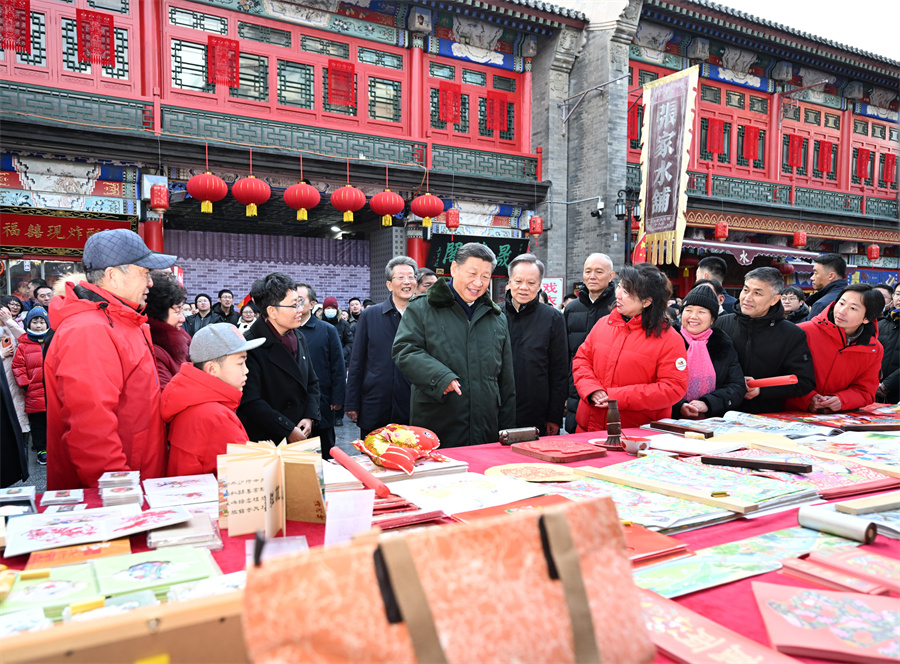 2024年2月1日下午，習近平在天津古文化街考察時，同店鋪員工和現(xiàn)場群眾互動交流。新華社記者 謝環(huán)馳 攝