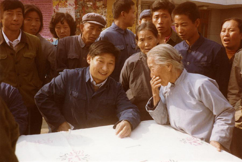 1983年，時任河北正定縣委書記的習(xí)近平（前排居中），臨時在大街上擺桌子聽取老百姓意見。